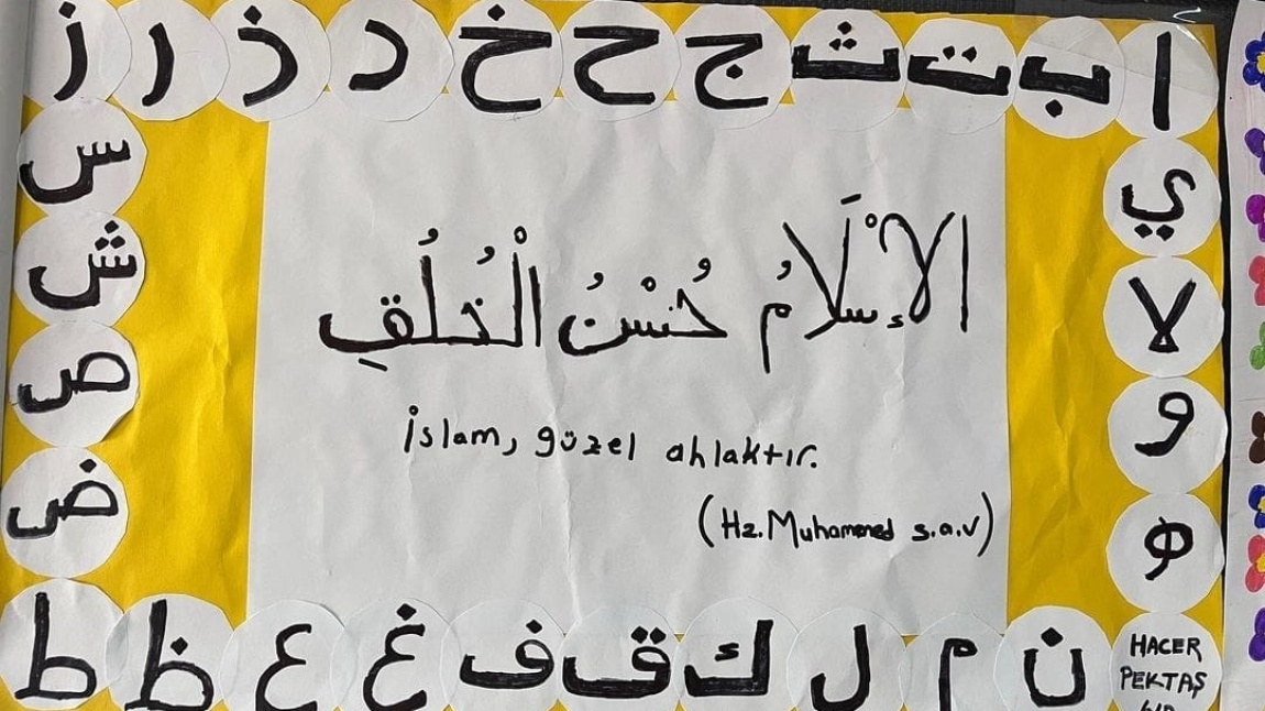 Hadislerle Arapça Güzel Yazı Yarışmasında 1. olan öğrencimiz Hacer PEKTAŞ'a güzel yazı defteri hediye ettik.